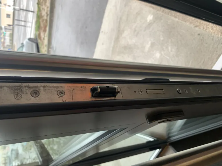 Réparation d'une serrure de porte-fenêtre en aluminium par un serrurier toulousain
